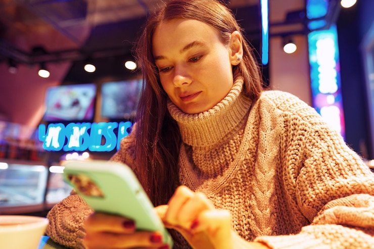 Pengguna memegang perangkat smartphone saat mengakses ssstiktokmp3 dengan proteksi privasi yang kuat